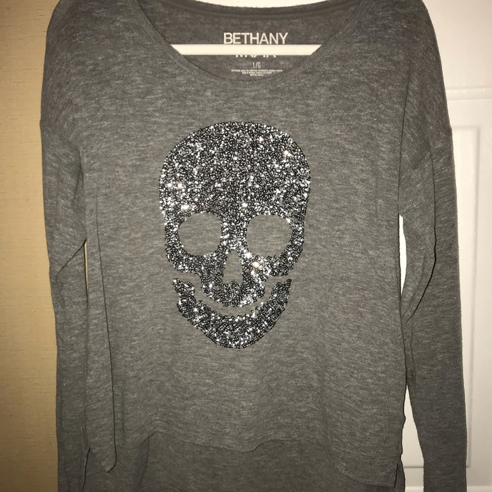 Grey long sleeve w/ sparkly sequin skull. Large